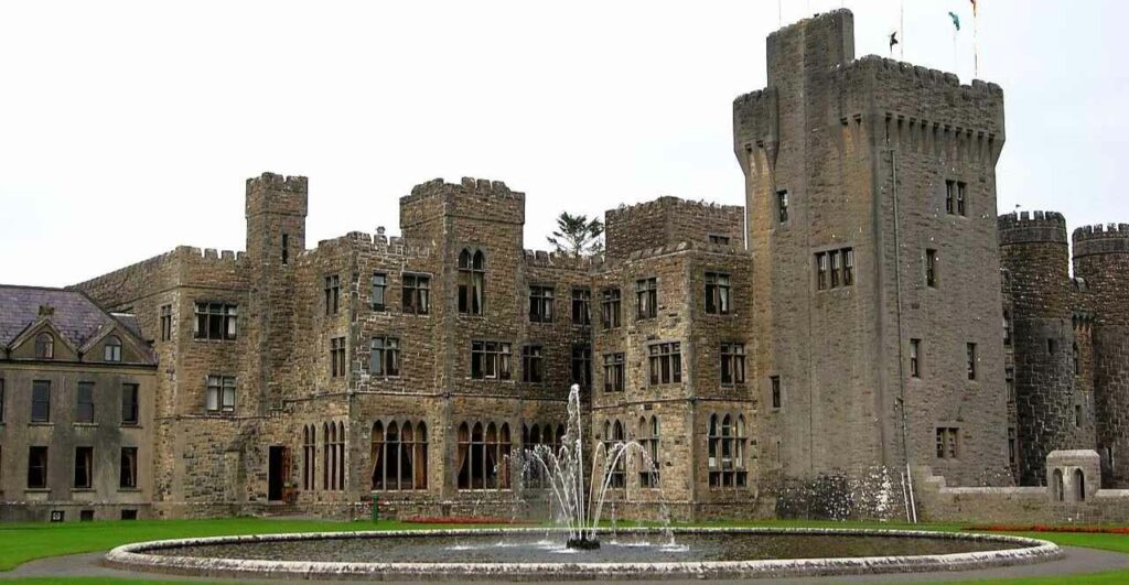 stone building of the neo-gothic Ashford Castle, luxury accommodation for a weekend in Cong